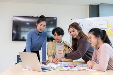 Grup problem çözme planları için yaratıcı ekip beyin fırtınası fikirleri, mobil uygulamaları geliştirmek için yaratıcı takım çalışması, ux, Ui, küçük işletme girişimi..