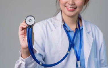 Steteskopu klinikte tutan kendine güvenen kadın doktor..