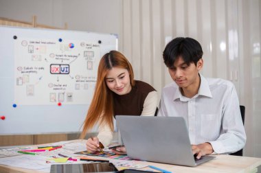 Asyalı tasarımcılardan oluşan bir ekip UX Ui beyin fırtınası yazılımı yaratıp tasarlıyor. Tasarımcılardan oluşan bir ekip ofiste takım olarak çalışır...