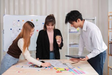 Uygulama tasarımı ve uygulama planlama alanındaki yaratıcı ekibin beyin fırtınası oturumu modern iş ekiplerinin ux ui takım çalışması.