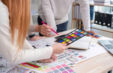 Uygulama tasarımı ve kullanılabilirlik planlamasında yaratıcı bir takım. Modern iş takımı takım çalışması..