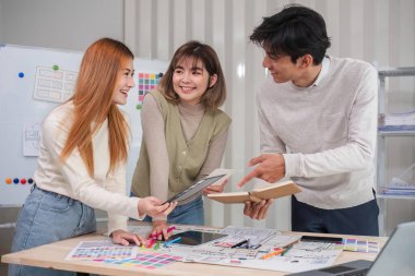 Uygulama tasarımı ve kullanılabilirlik planlaması üzerine yaratıcı tasarım ekibi toplantısı. Modern iş takımı takım çalışması..