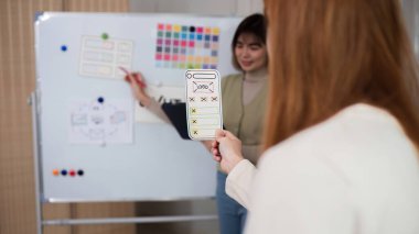 Uygulama tasarımı ve kullanılabilirlik planlaması üzerine yaratıcı tasarımcı takım lideri sunumu. Modern iş takımı takım çalışması..