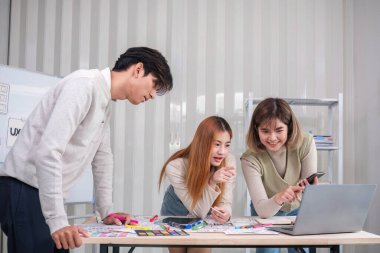 Uygulama tasarımı ve kullanılabilirlik planlaması üzerine yaratıcı tasarım ekibi toplantısı. 