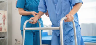 Hastalarla ilgilenen hemşire kasları iyileştirmek için fizik tedaviye yardım ediyor. ve hastaların sağlığıyla ilgilenmeye yardımcı olur..