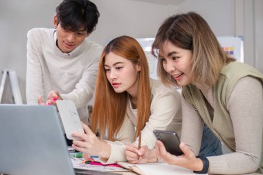 Uygulama tasarımı ve kullanılabilirlik planlamasında yaratıcı bir takım. Modern iş takımı takım çalışması..