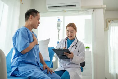 Kadın bir doktor cesedi inceliyor ve hastane muayene odasında hasta bir kişi hakkında notlar alıyor...