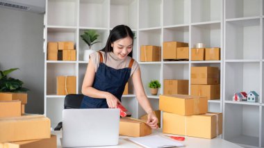 İnternette satılan küçük işletmeler ürünleri paketlemek ve müşterilere ulaştırmak için koli bandı kullanıyorlar...