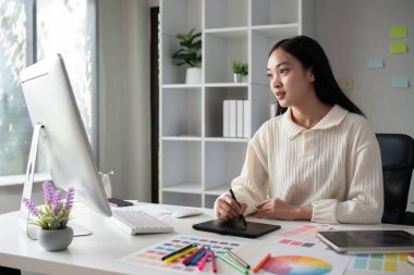 Grafik tasarımı alanında çalışan tasarımcı ofisinizdeki bilgisayarlarla çalışmak için renk seçin.