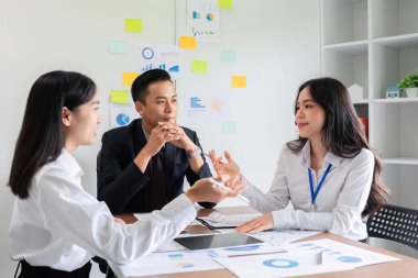 Analiz için toplanan iş adamları iş planları ve şirket fikirlerinin tartışılmasına yardımcı olurlar.