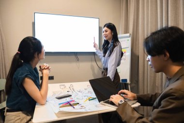 Bir geliştirici ekibin beyin fırtınası, grup problem çözme planları fikirler, mobil uygulamalar geliştirmek için yaratıcı takım çalışması, ux, Ui..