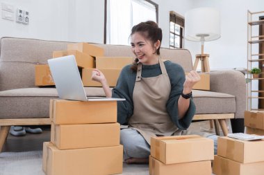 Küçük işletme sahibi başarılı online alışveriş işini kutluyor.