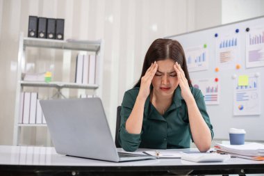 Genç iş kadınının işiyle ilgili sorunları var. Sonuçlar hedeflerine ulaşmadığı için stresli ve mutsuz hissediyorlar..