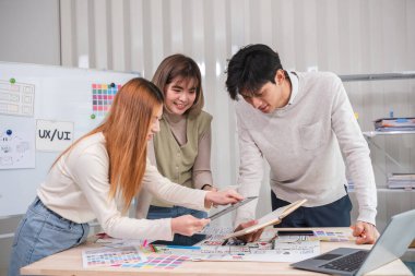 Tasarımcılardan oluşan bir ekip uygulama sisteminin geliştirilmesine yardımcı olur. Yeni programlar geliştirmek için beyin fırtınası fikirleri.