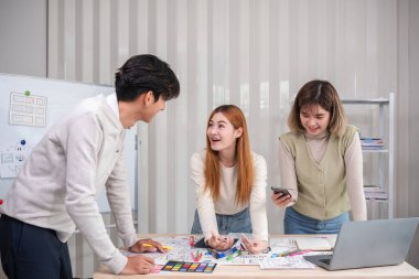 Uygulama Geliştirme Ekibi Beyin Fırtınası toplantısı ve akıllı telefonlardan uygulamalar sistemini geliştirmek ve ux ui 'nin tasarımını planlamak için tartışmalar.