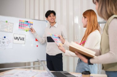 Başvuru geliştirme ekibi çalışma planları ve planlarını tartışmak için kurulda toplanıyor. Yeni programlar geliştirmek için beyin fırtınası fikirleri.