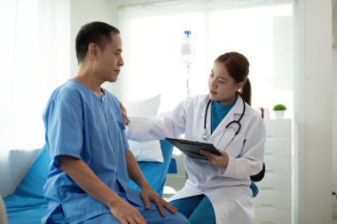 Kadın doktor, hastanede kıdemli erkek hastaya danışmanlık yapıyor. Asya 'da sağlık ve tıbbi konsept..