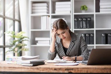 Günümüz ofis ortamında evrak işleri ve teslim tarihleriyle boğuşan genç bir kadın, işleri yönetmek ve üretkenliği korumak için mücadele ediyor..