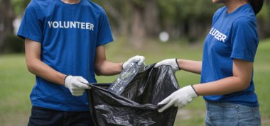 Gönüllü bir ekip aktif olarak parktaki çöpleri topluyor, kamu hizmeti ve çevre koruma çabalarını sergiliyor.