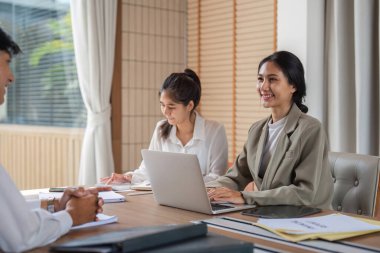 İş dünyasından profesyonellerden oluşan bir ekip, modern ofis ortamında fikir ve strateji alışverişinde bulundu..