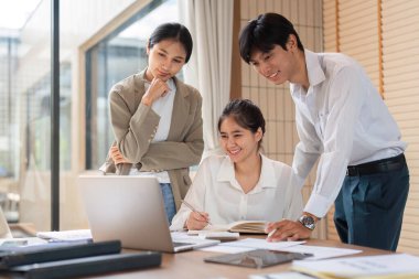 Çeşitli iş adamları bir tartışma, fikir alışverişinde bulundu ve çağdaş ofis ortamında bir proje üzerinde işbirliği yaptı..