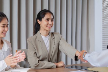 Modern ofis ortamında tartışan ve fikir alışverişinde bulunan iş adamları, işbirliği ve takım çalışmasını teşvik ediyorlar..