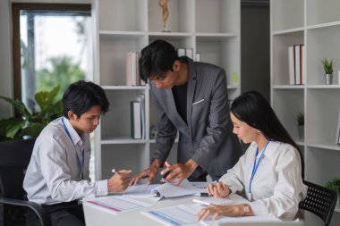 İş dünyasından profesyonellerden oluşan bir ekip, stratejik planlama ve işbirliği konularında görüşmek ve fikir alışverişinde bulunmak üzere modern bir konferans odasında toplandı..