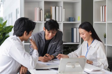 İş dünyasından profesyonellerden oluşan bir ekip, fikir alışverişinde bulunmak, işbirliği ve stratejik planlamayı desteklemek üzere modern bir konferans salonunda toplandı..