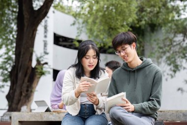 Öğrenciler sınavlara çalışmak, işbirliği yapmak ve bir açık hava üniversite kampüsü ortamında bilgi paylaşmak için gruplar halinde toplanıyorlar..