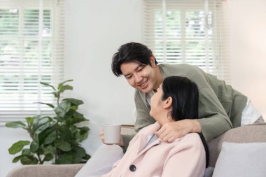 Bir anne ve oğlu tatillerde keyifli bir anı paylaşıyorlar, çeşitli aktivitelere katılıyorlar ve birbirlerine eşlik ediyorlar..