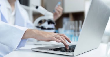 Laboratuvarda çalışan bilim adamları, ileri teknoloji ve ekipmanları kullanarak deneyler yapıyor ve maddeleri analiz ediyorlar..