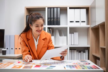 Modern bir ofis ortamında UX UI planlarını analiz eden bir sistem geliştirici, yazılım geliştirme için kullanıcı deneyimi ve arayüz tasarımına odaklanıyor.