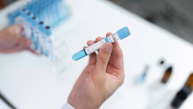 Bilimadamları bir laboratuarda tıbbi ilaçlar üzerinde araştırma yapıyor, farmasötik gelişim ve yeniliğe odaklanıyor.