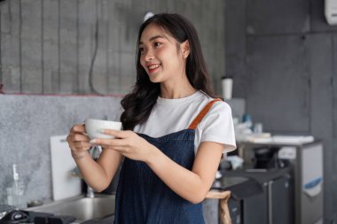 Genç bir barista şık bir kafede ustalıkla kahve yapıyor. Yetenek ve tutku gösterisi yapıyor..