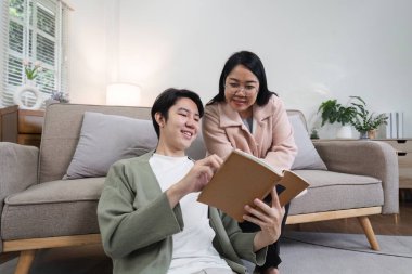 Bir anne ve oğlu sıcak bir oturma odasında birlikte oturuyorlar, keyifli bir anı paylaşıyorlar bir tatil sırasında aktivitelerle meşgul olurken..