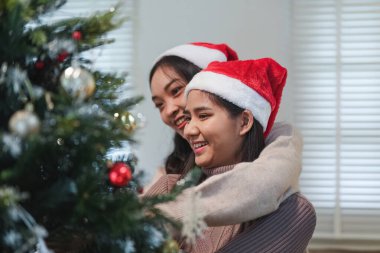 Aşık genç bir kadın Noel için odasını dekore eder. Şenlikli bir ortam ve bayram neşesiyle..