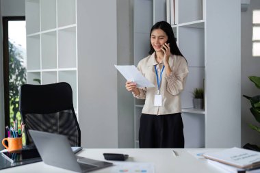 Ofis çalışanları çevrimiçi programlarla ilgileniyor, modern bir çalışma alanında işbirliği için teknolojiyi kullanıyorlar..