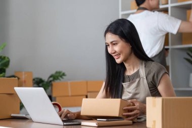 Çift internet işlerinde birlikte çalışıyor, envanteri yönetiyor ve ev ofislerinden hisse değerlerini kontrol ediyor..
