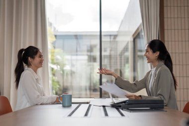 İş adamı, modern ofis ortamındaki bir toplantıda çalışanlara stratejik tavsiyelerde bulunur..