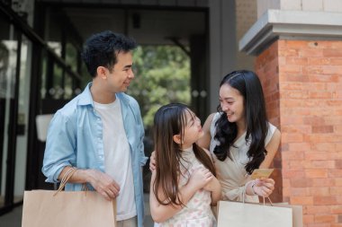 Mutlu aile alışverişleri, ebeveynler ve çocuklar modern ortamlarda kaliteli zaman geçiriyorlar..