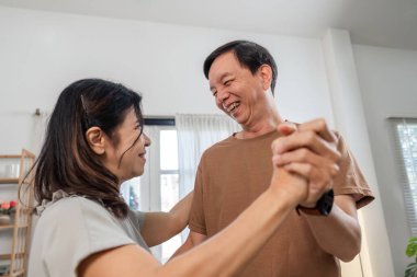 Emekli bir çift, altın yıllarındaki aşk ve mutluluğu somutlaştıran, oturma odalarında neşeli bir dans eder..