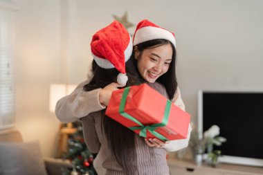 İki genç kadın, Noel 'de birbirlerine sürpriz bir hediye vererek tatil sezonunun neşesini ve sıcaklığını yakalıyorlar..