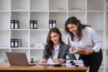 İş kadınları, modern ofis ortamında takım çalışmalarını ve yenilikleri teşvik etmek amacıyla iş arkadaşlarıyla ortak bir tartışmaya girişirler..