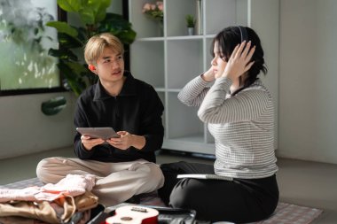 Genç çiftler bavullarını coşkuyla toplayarak rahat ve modern bir ev ortamında seyahat macerasına hazırlanıyorlar..