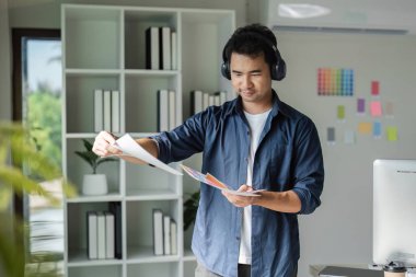 Bir stüdyoda grafik tasarımcı bir tasarım projesi için renk seçiyor, yaratıcılık ve modern tasarım teknikleri sergiliyor.