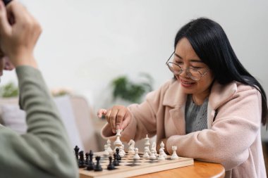 Neşeli bir anne ve oğul bir masa oyunu üzerine bağ kurarak sıcak ve davetkar bir ortamda sevgi dolu anılar yaratıyor..