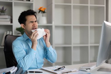 Hasta bir çalışan, iş hayatı dengesi ve sağlık sorunlarının altını çizerek ev ofisinde hastalıkla mücadele ediyor..