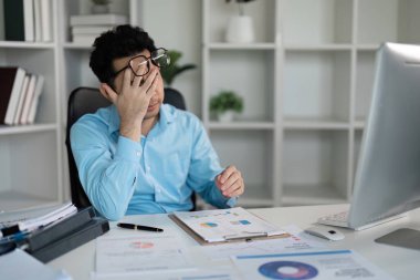 Bunalmış bir çalışan ofis ortamında iş stresi yönetirken ofis sendromuyla boğuşuyor.