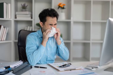 Profesyonel bir mücadele grip belirtileri bir iş ortamında hastalığın zorluklarını gösterir.