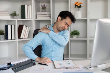 Ofis sendromunun işçi sağlığı üzerindeki etkisini vurgulayarak rahatsızlığı ve ergonomik çözümleri vurguluyor.